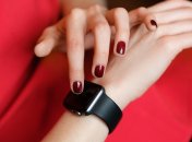 Бордовые ногти украсят любой осенний образ