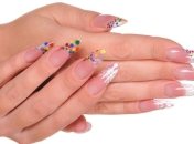 Чем грозит наращивание ногтей