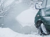 Автобус вынесло с дороги, и он завис над обрывом (Фото)