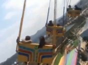 В Китае заполненная цепная карусель сломалась на ходу: люди вылетали из кабинок (видео)