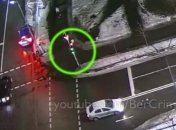 В Киеве водитель такси Uber устроил ДТП, прокатив на капоте пешехода несколько метров (Видео)