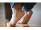 Ребенок ходит на цыпочках: причины и советы специалистов