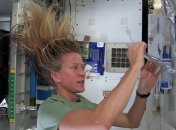 Астронавтка показала, как мыть волосы в невесомости