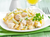 Курячий салат з кукурудзою та сухариками