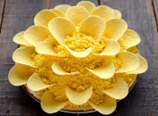 Этот салат выглядит очень красиво на праздничном столе