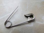 Приметы, связанные с булавкой