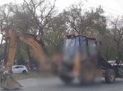 Одесский тракторист прославился, "прошагав" на ковше по улицам, и получил штраф (видео)