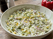 Весняний салат з пекінської капусти та огірків