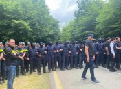 Полиция оцепила здание отеля