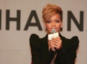 Рианна похвасталась шикарной фигурой в купальнике