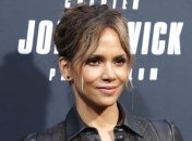 Поздравила с Днем независимости и показала ножки: Холли Берри потрясла своей фигурой (Фото)