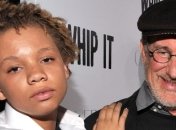 "Я не могу оставаться зависимой от родителей": дочь Спилберга стала актрисой фильмов для взрослых