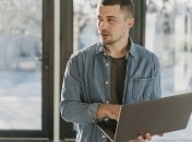 Ноутбук так носить нельзя