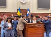 Блокирование трибуны в Киевсовете депутатами "СН" и "ОПЗЖ"