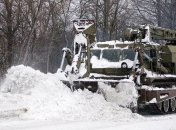 Как военная техника расчищает снег в Украине (Видео)