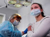 "Вночі не могла спати - від уколу боліла вся рука": як українці в Польщі щеплення від COVID-19 робили 