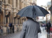 Человек с зонтиком