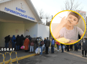 Очередь за водой в Одессе и мальчик, что ест