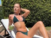 "Это прикольно, попробуйте": Леся Никитюк в купальнике показала тренд летнего сезона (фото)