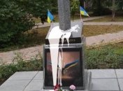 В Киеве облили краской и хотели взорвать памятник воинам АТО