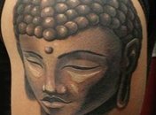 Мужчину не пустили в страну из-за татуировки