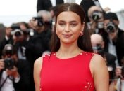 В образе Falconeri: Ирина Шейк появилась на открытии магазина в черной водолазке (Фото)