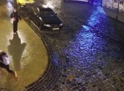 Гололед заставил киевлян перемещаться на карачках: в сеть попало видео