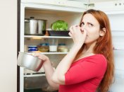 Убрать неприятный запах в холодильнике можно с помощью угля