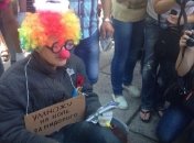 Кернеса под судом встретили "клоуны"