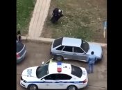 "В США уже бы изрешетили как сито": в России дебошир кидался на прохожих с топором (видео)