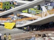 Во Флориде обрушился пешеходный мост: есть погибшие