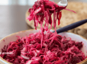 Легкий салат із буряком і квашеною капустою