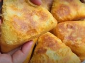 Ці пиріжки на кефірі хрумкі зовні і пишні всередині