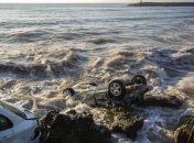 З дюжину авто віднесло в Середземне море