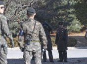 В КНДР копают траншею на месте побега военного в Южную Корею