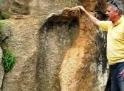 В Африке найден гигантский отпечаток ноги (Видео) 