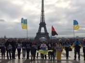Под Эйфелевой башней в Париже прошла акция "Крым - это Украина"