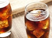 Медики назвали еще одно вредное свойство газировки