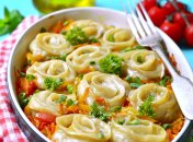 Быстрые пельмени "Розочки" в томатном соусе