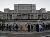 В Румынии протестующие живой цепью окружили парламент