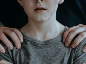 Силой и угрозами затянул к себе домой: на Донетчине юноша изнасиловал 14-летнего мальчика