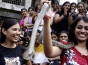 Студенток индийского колледжа лишили права на джинсы