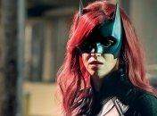 Да, опять коронавирус: сериалы "Бэтвумен" и "Супергерл" поставлены "на паузу"