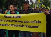 Протесты под Радой набирают оборот: депутатов не выпускают из парламента