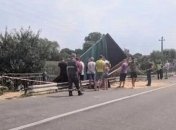 "Хлебное ДТП": под Хмельницким фура с зерном слетела с моста в реку