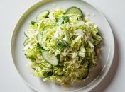 Легкий весенний салатик прекрасно дополнит любимый гарнир (изображение создано с помощью ИИ).