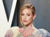 "Раньше не говорила об этом публично": звезда "Ривердейла" совершила камин-аут и присоединилась к протестам в США 