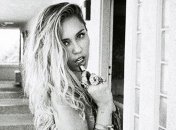 Майли Сайрус заинтриговала старым образом Ханны Монтаны