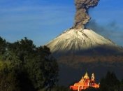 Возле Мехико вулкан выбросил в небо столб пепла