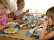 В Луцке поймали работника детсада, который воровал у детей продукты